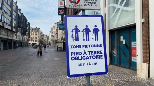 Depuis ce lundi, il faut descendre de vélo dans les rues piétonnes du centre de Lille 