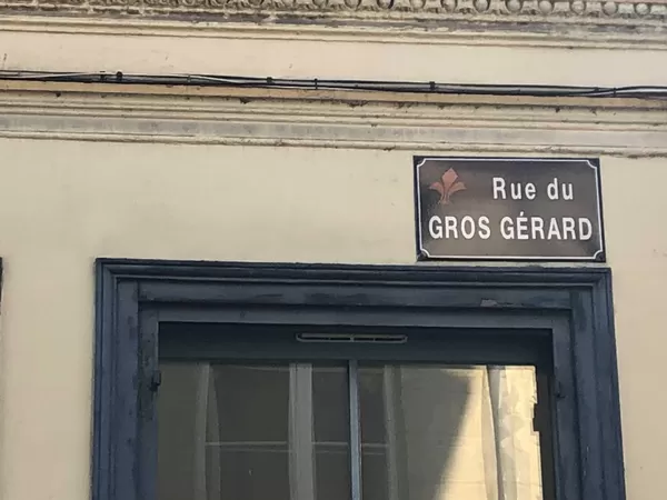 [Street corner] Mais au fait, pourquoi la rue du Gros Gérard se nomme t-elle ainsi ?