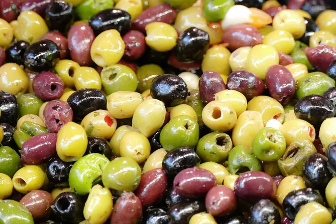 Venez tenter votre chance au concours de lancer de noyau d'olive