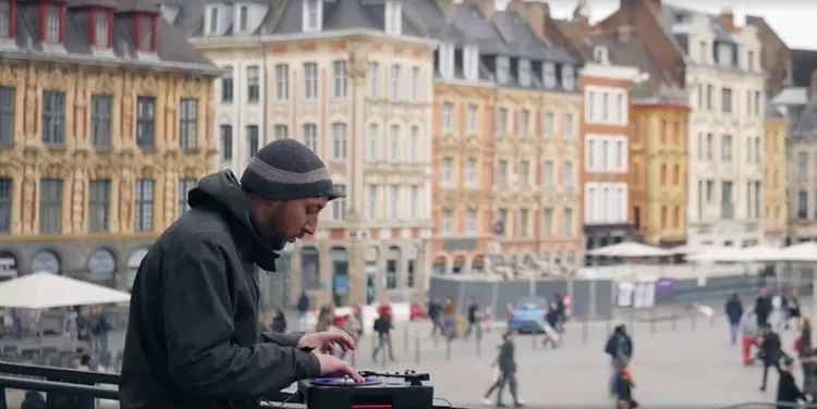 Deux DJs se font une petite session de scratch dans les rues de Lille