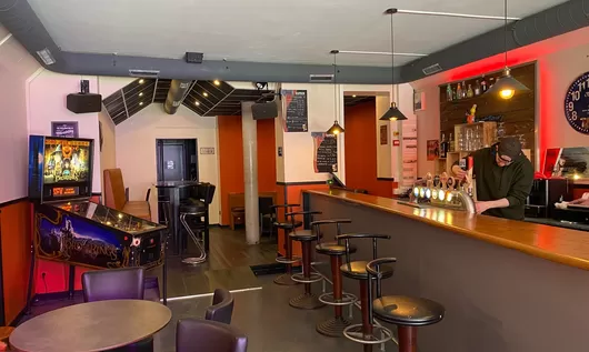 Le Dojo, le bar à l'ambiance foyer de lycée qui vient d'ouvrir à Saint-Michel