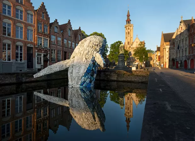 Une baleine faite entièrement de déchets recyclés baigne dans le canal de Bruges