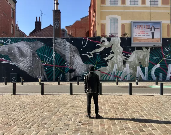 L'artiste japonais Twoone a repeint le mur du FLOW