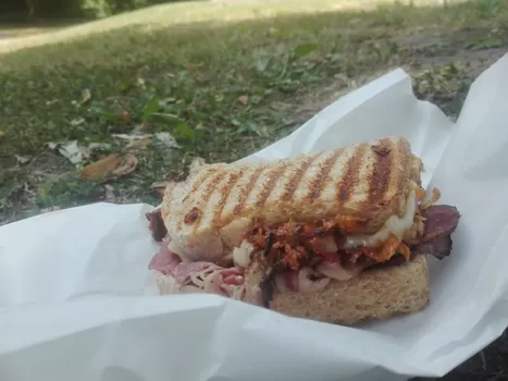 Achab, le roi du sandwich pastrami, vient d'ouvrir dans le Vieux-Lille