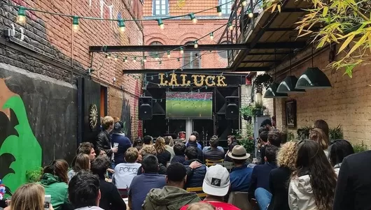 Dimanche, la Luck diffuse du Chaplin en terrasse