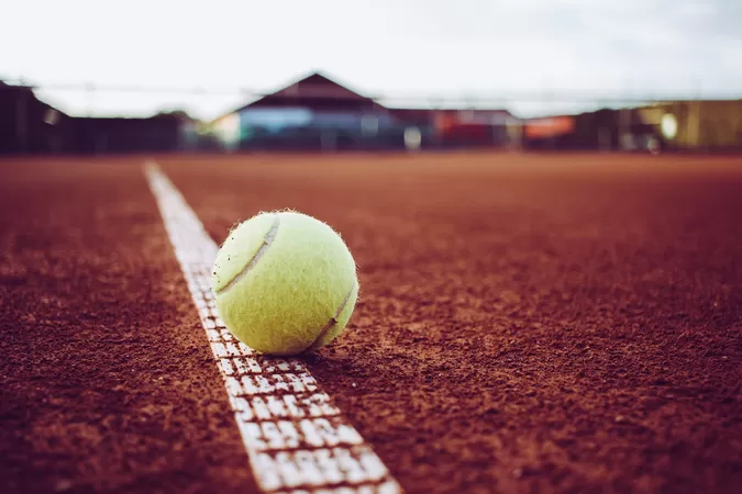 Les courts de tennis extérieurs ont le droit de rouvrir