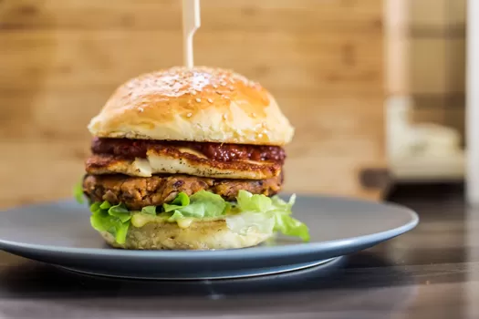 Nxt Food, la boîte lilloise qui a créé un steak végétal qui ressemble à un vrai steak