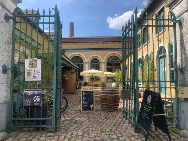 Un bar éphémère s'est installé dans la distillerie de Wambrechies pour tout l'été