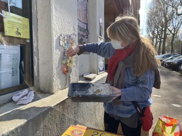Patricia, la street-artiste qui répare les murs et les trottoirs de Lille avec sa mosaïque