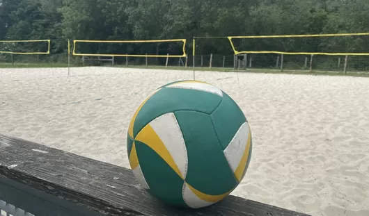 On peut aller faire du beach volley gratos au Lac du Héron ce week-end