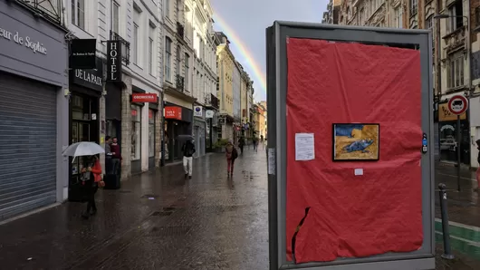 Un collectif anti pub a recouvert des panneaux publicitaires par des œuvres d'art