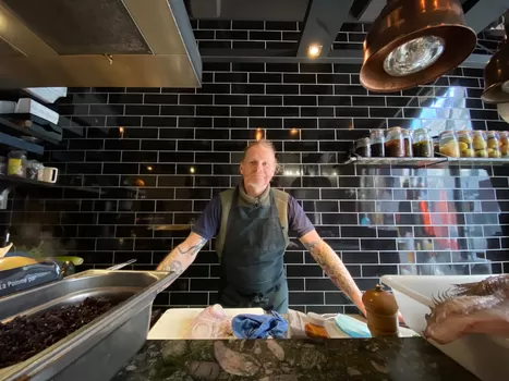 Rue Saint-André, Nicolas Pourcheresse vend le Poisson Roux et file dans le sud de la France