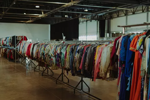 Vintage Kilo Market et sa foule de fringues s’installent à Lille pour le week-end