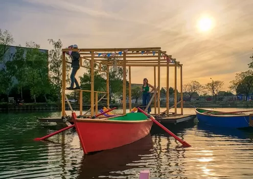 Embarquez pour les concerts trempés et déjantés à la Gare d'eau cet été