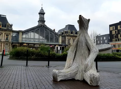 Artimuse, ce duo d'artistes roubaisiens qui sculpte à partir de cagettes en bois