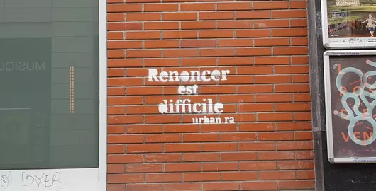 Urban.ra, l'artiste derrière les phrases poétiques graffées dans les rues de Lille