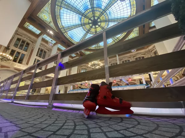 Préparez vos plus belles figures, le Palais de la Bourse est passé en mode patinoire