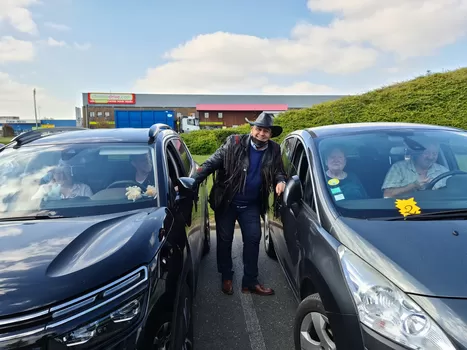 Manger au resto dans sa voiture et profiter d'un show, c'est ce que proposent Les Rumours