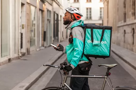 Deliveroo débarque dans huit nouvelles communes de la métropole à partir d'avril