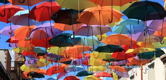 Lens prête son ciel à une nuée de parapluies