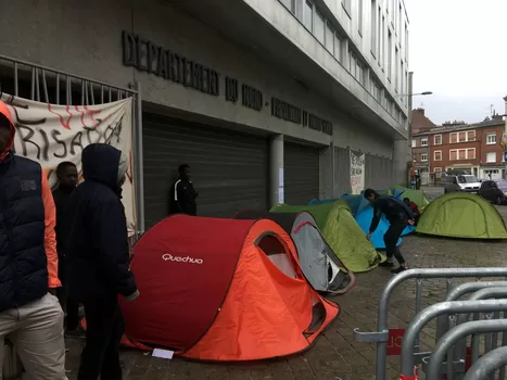 Des migrants mineurs isolés ont campé devant un bâtiment départemental