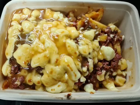 Avec le food truck Oh Canada, poutine et viande fumée roulent à vous dans toute la métropole