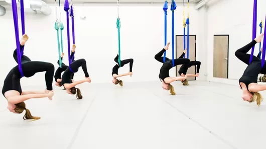 Tout doux et très relaxant, le yoga aérien débarque à Lille