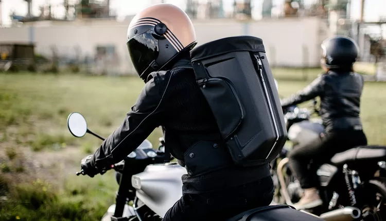 La start-up nordiste Erode a créé un sac à dos pour protéger les motards des chutes