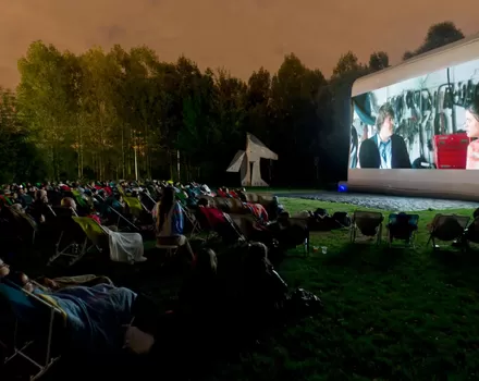 Une séance de ciné gratuite se tient dans le jardin du LaM samedi