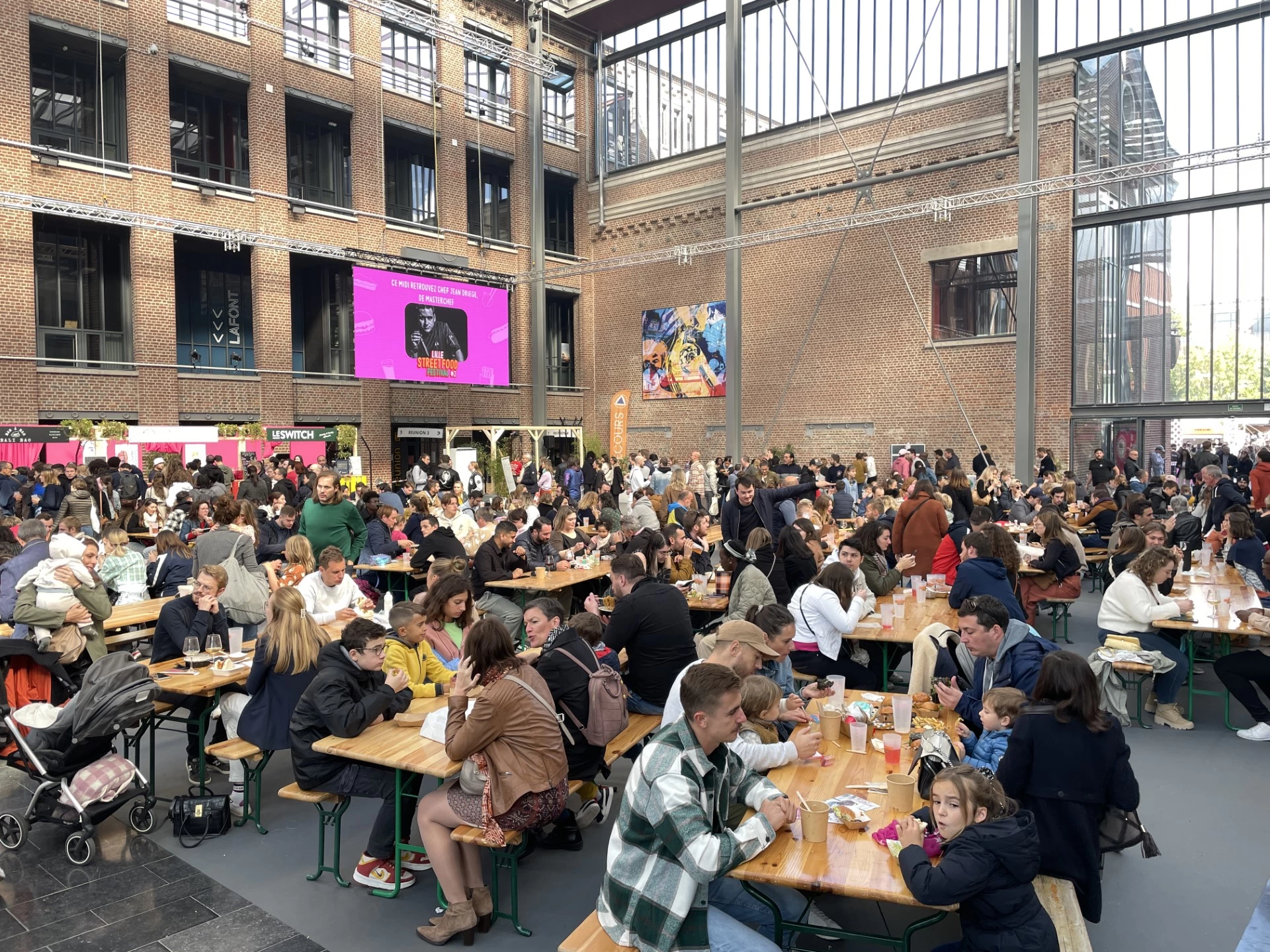 Il y a des grandes tables pour se régaler confortablement. 