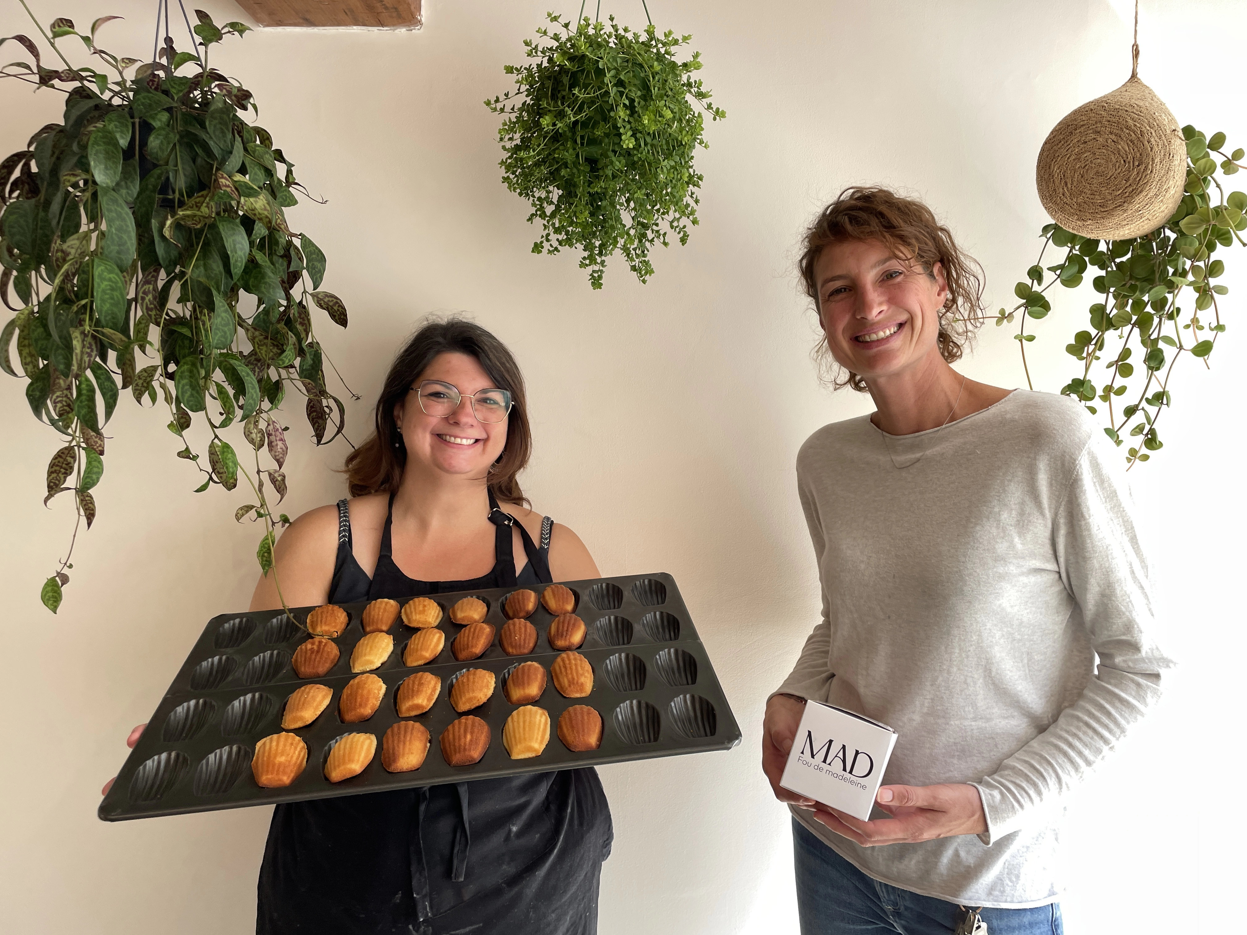 Nathalie et Julie et les madeleines moelleuses.