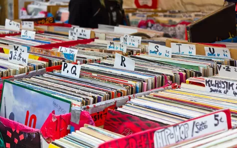 Un marché aux vinyles se tient ce dimanche au bar Le Bouquet à Lille