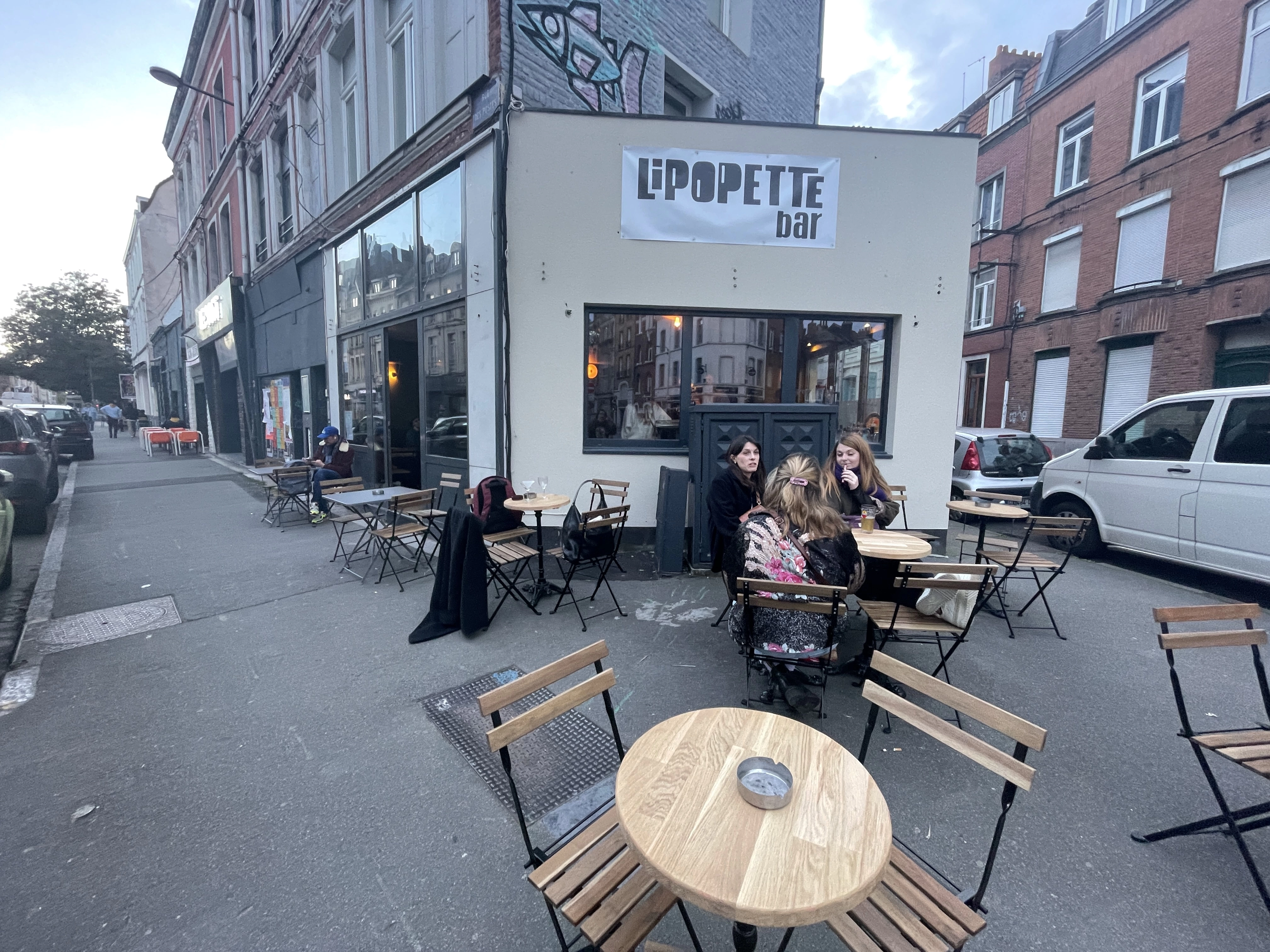 Le bar a aussi sa terrasse.