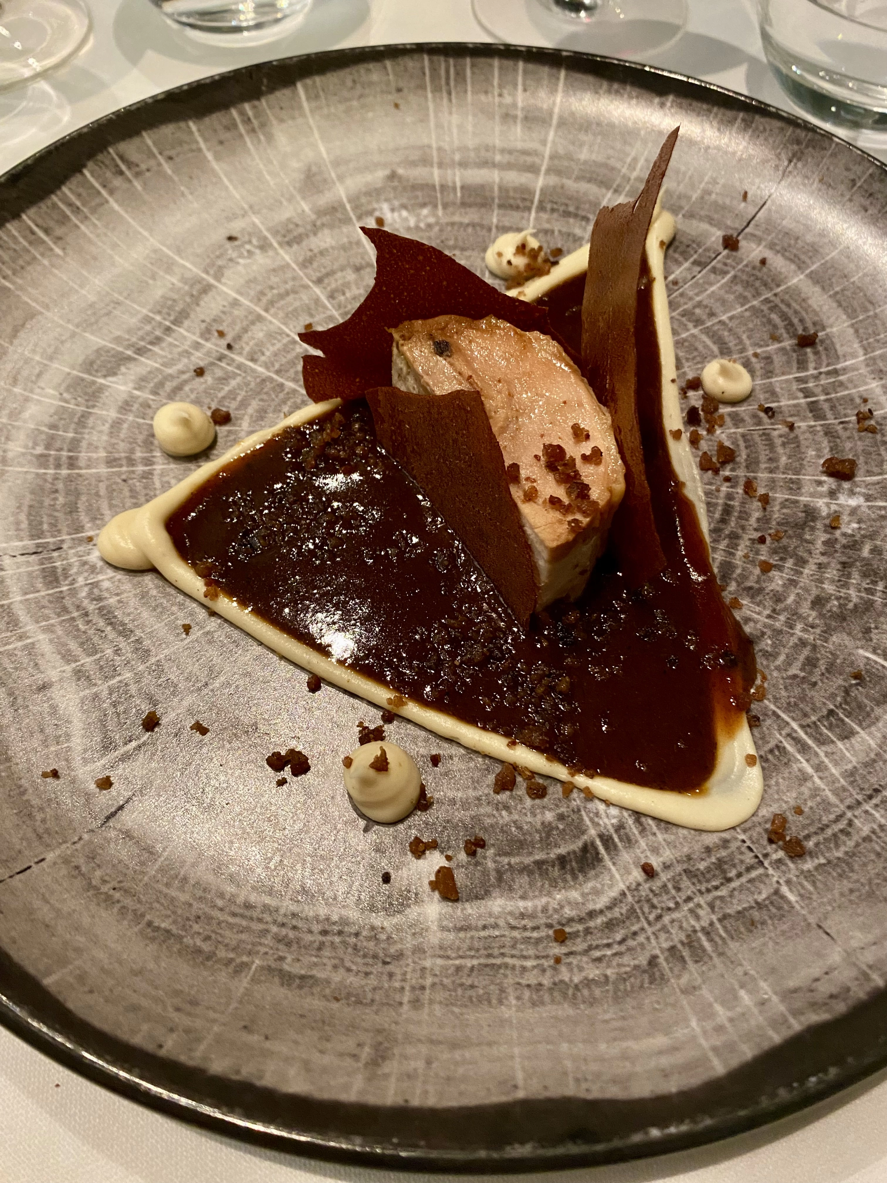 Volaille farcie au marron, foie gras et jus truffé.