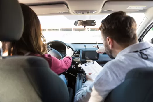 Les aides pour financer son permis de conduire quand on est jeune et précaire