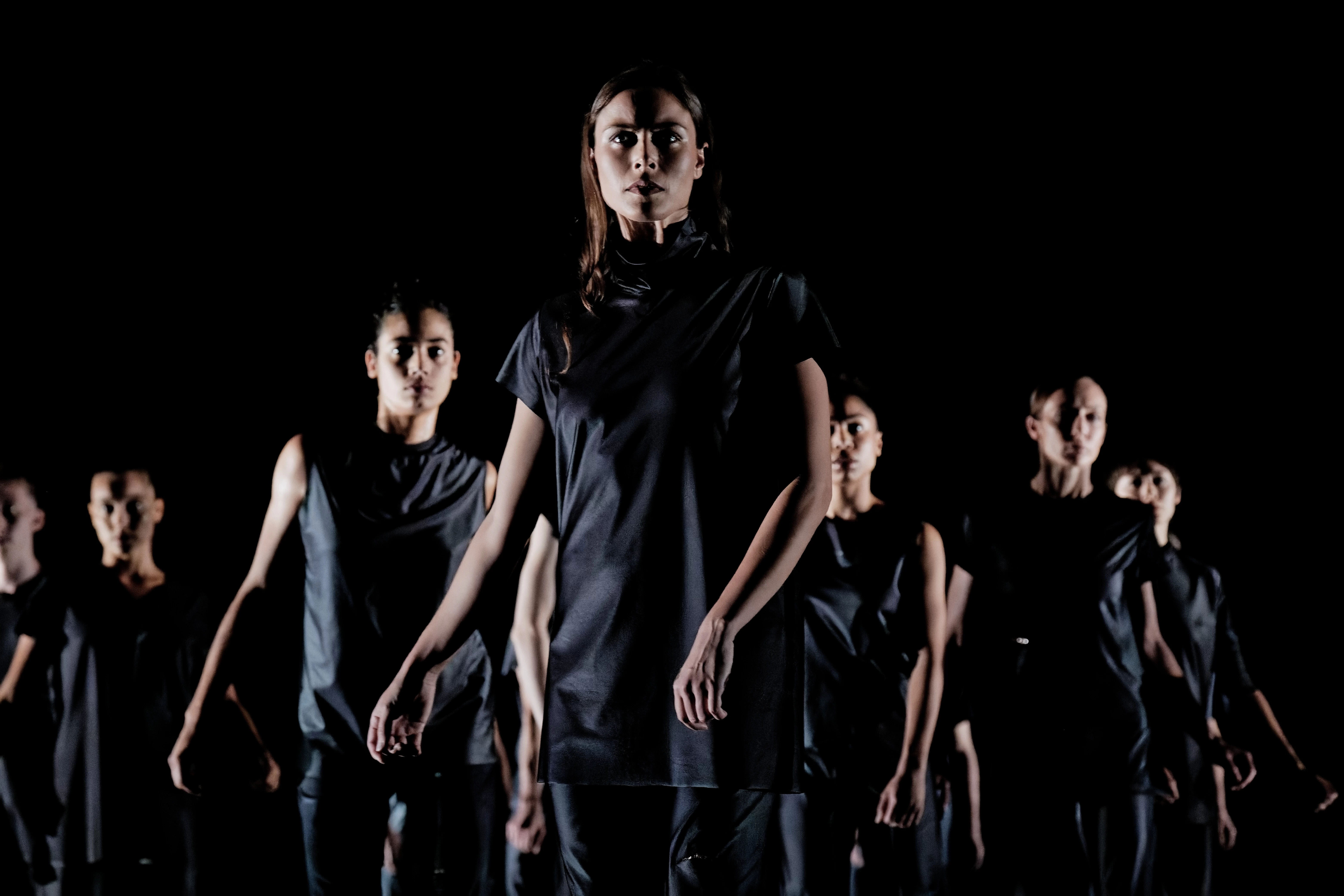 Sur scène, les danseuses et danseurs de l'Opéra de Lyon. ©Agathe Poupeney