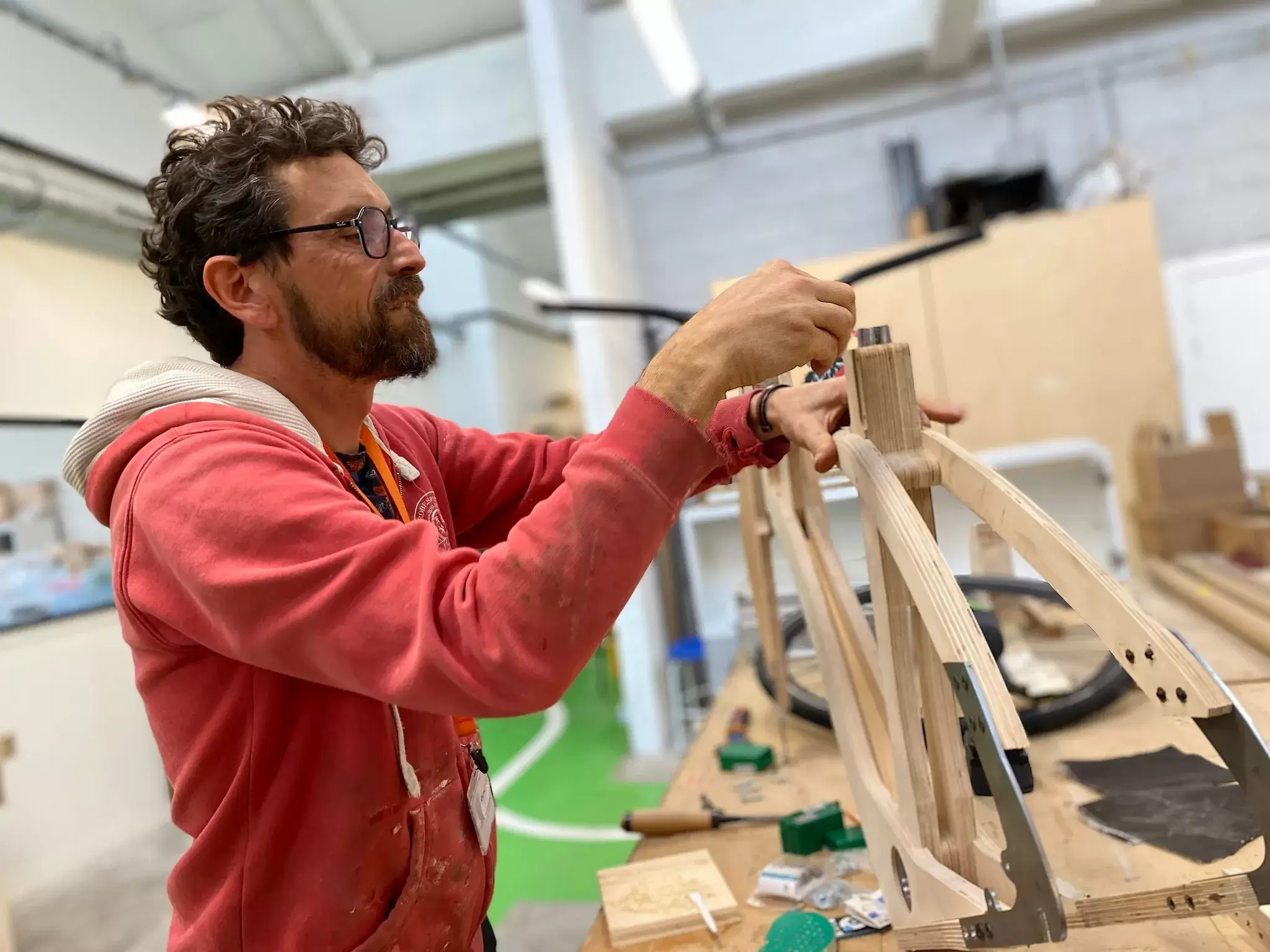 Guillaume en pleine conception de son vélo en bois. @BB - Bicyclette en bois