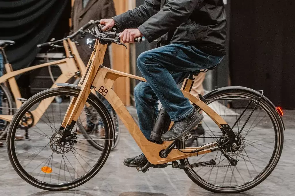 On peut tester le vélo au Bazaar St-So, ce vendredi 14 février. @BB - Bicyclette en bois