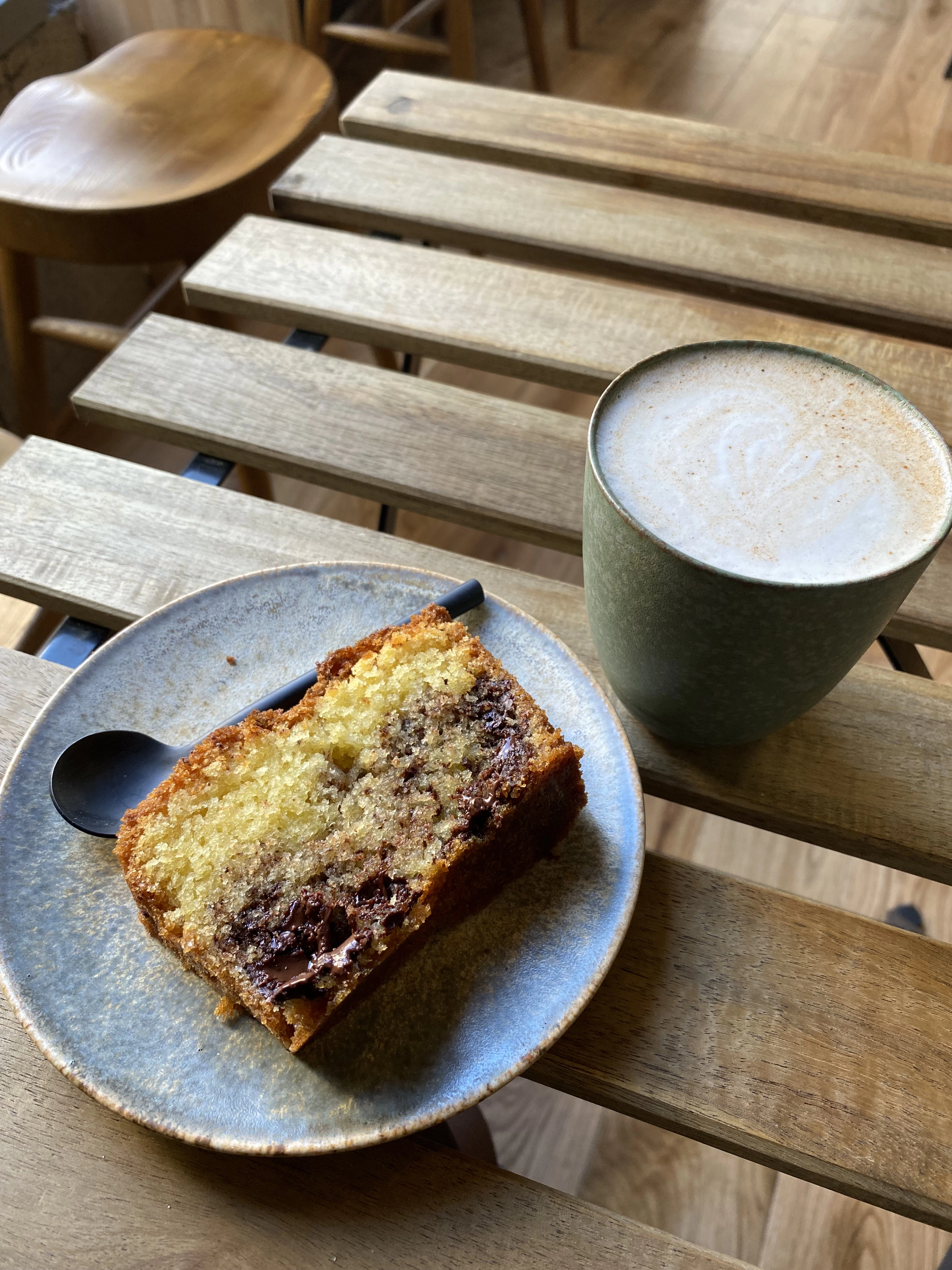 Le cake choco-jasmin et le thaï spicy chaï latté.