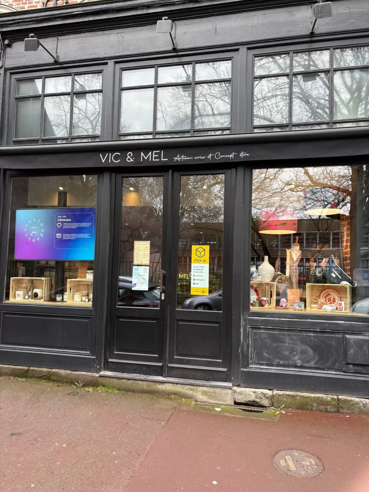 La boutique est située au 65 rue de la Barre dans le Vieux-Lille.