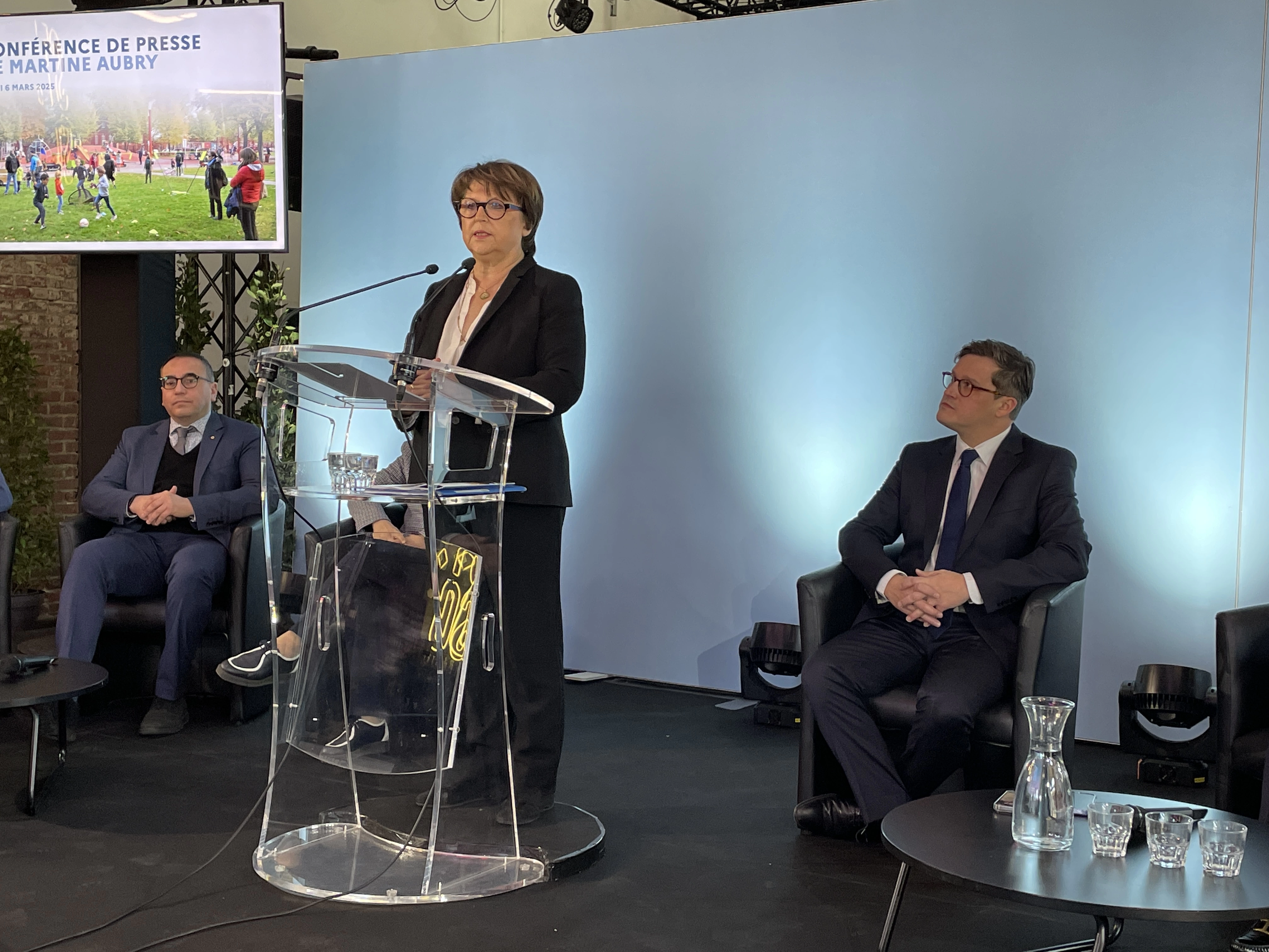 Martine Aubry, ce jeudi 6 mars 2025, annonçant qu'elle quittera son siège de maire, accompagnée d'Arnaud Deslandes.